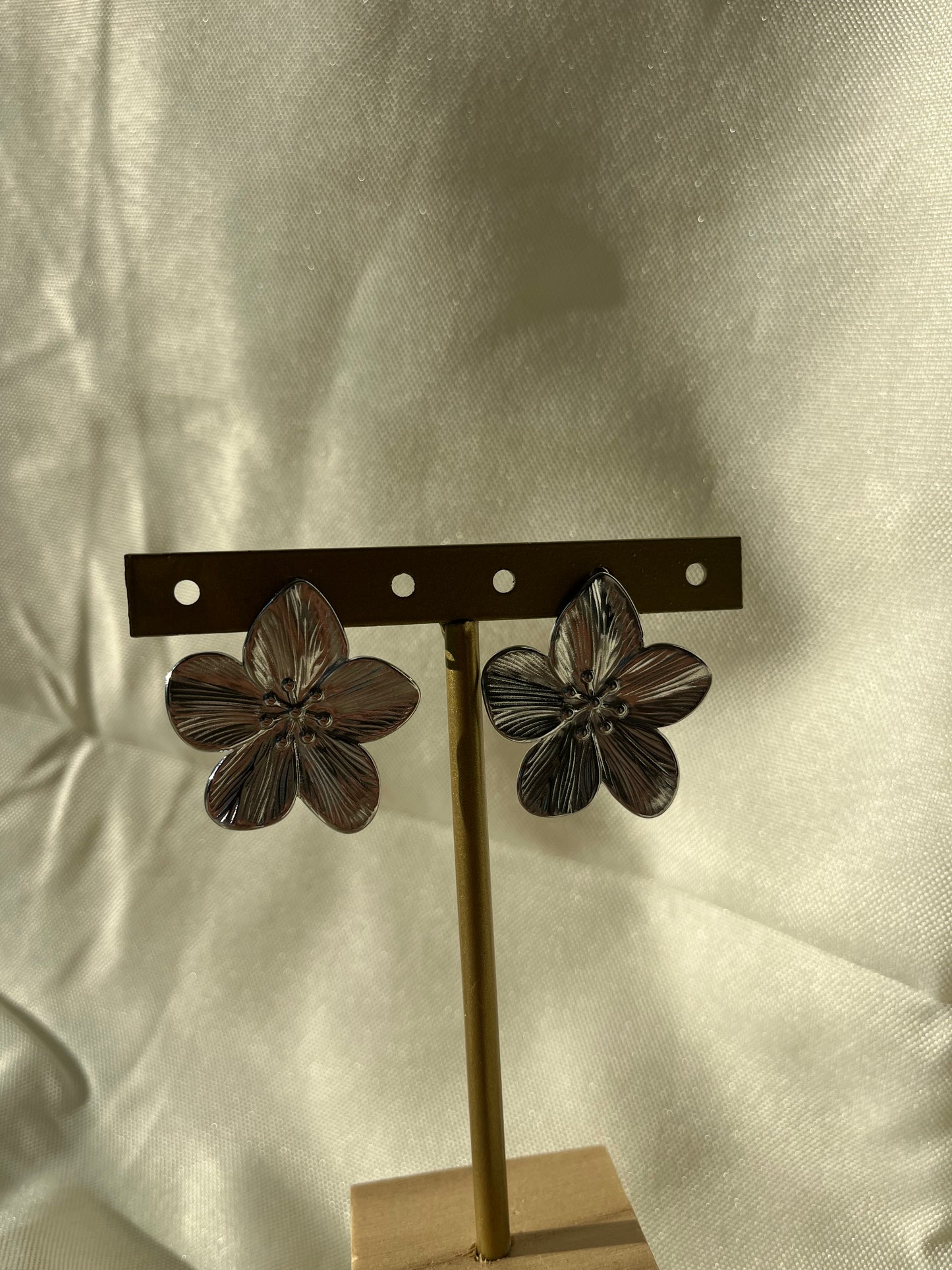 Boucles grands fleurs argenté